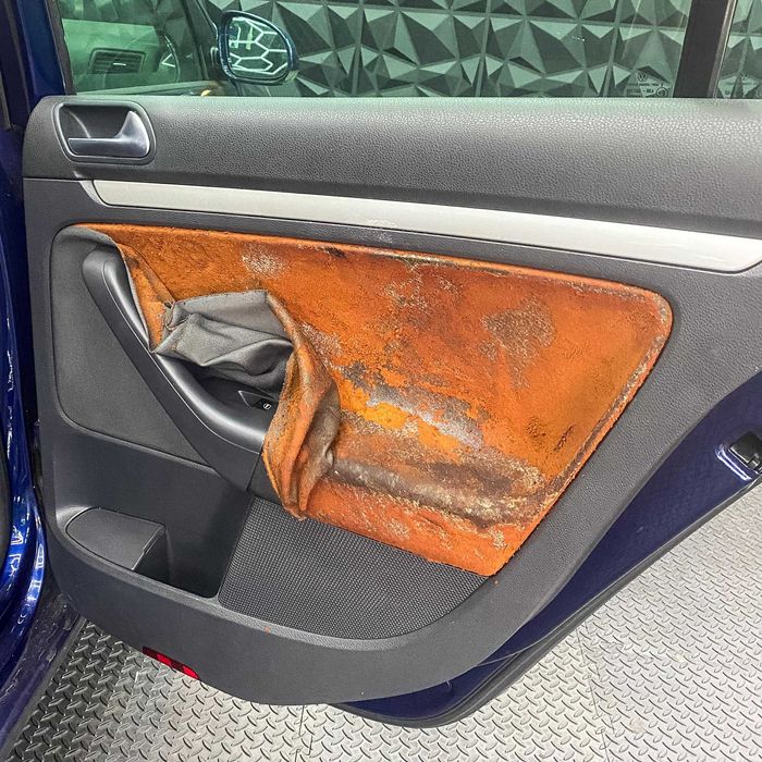 Retapitare Fete Usi Material Alcantara/Textil Toate Marcile Auto