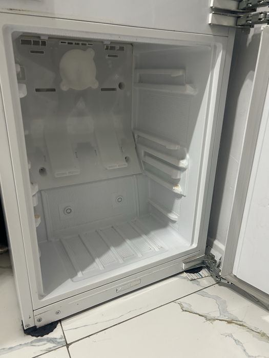 Продает холодильник