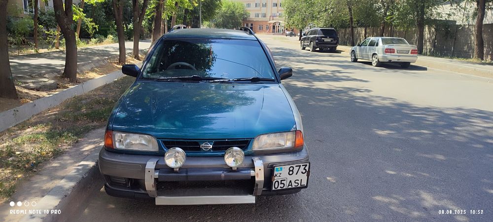 Nissan Avenir 1995