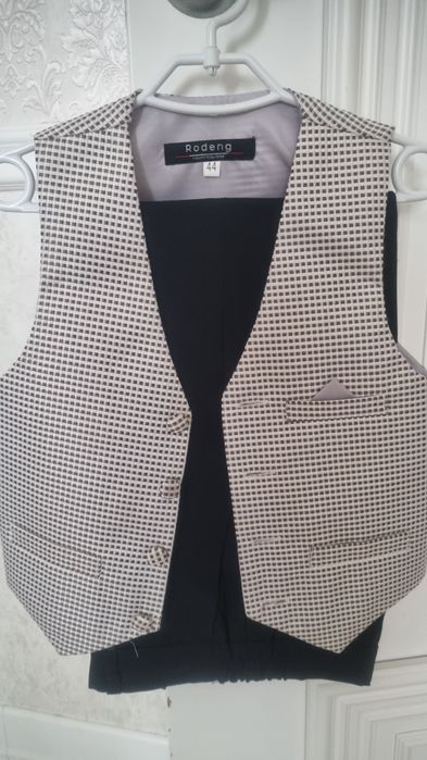 Продам комплект жилетка и брюки чёрные в хорошем состоянии