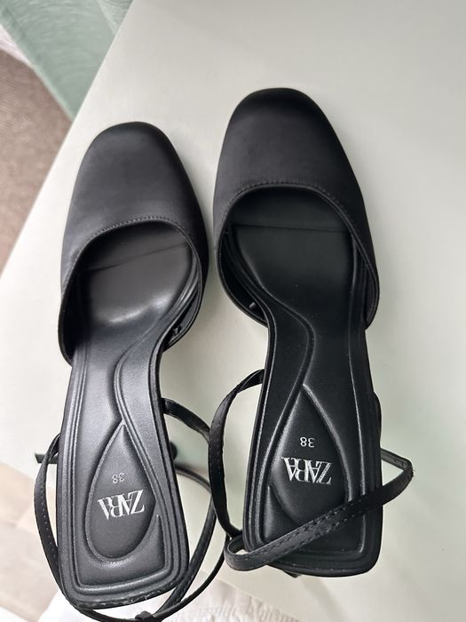 Дамски обувки Zara №38 – елегантни, черни, 30 лв.