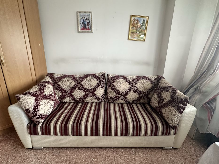 Диван мягкий с подушками
