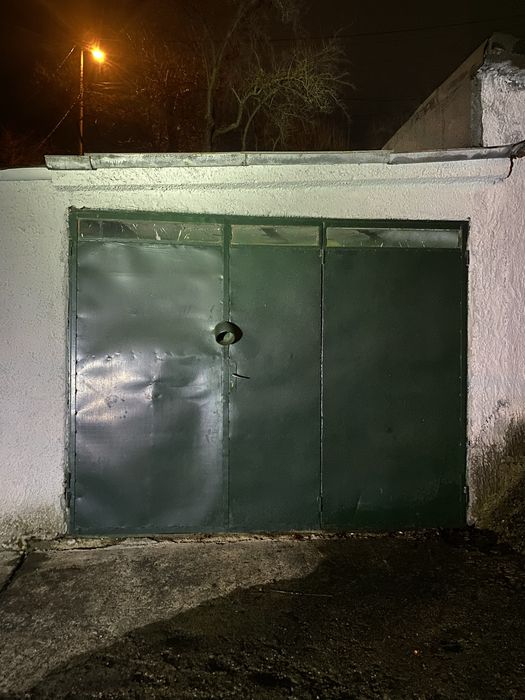 Închiriez garaj în Schei, potrivit pentru depozitare sau parcare auto