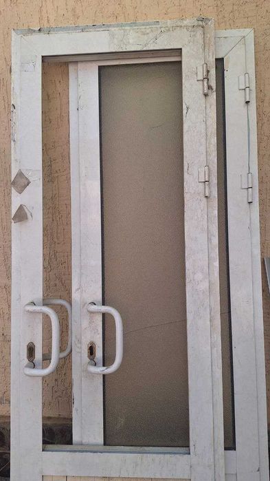 Недорого!Двери (АКФА) б/у разм 2.14 см. Высота,Ширина 68 см с Каркасом