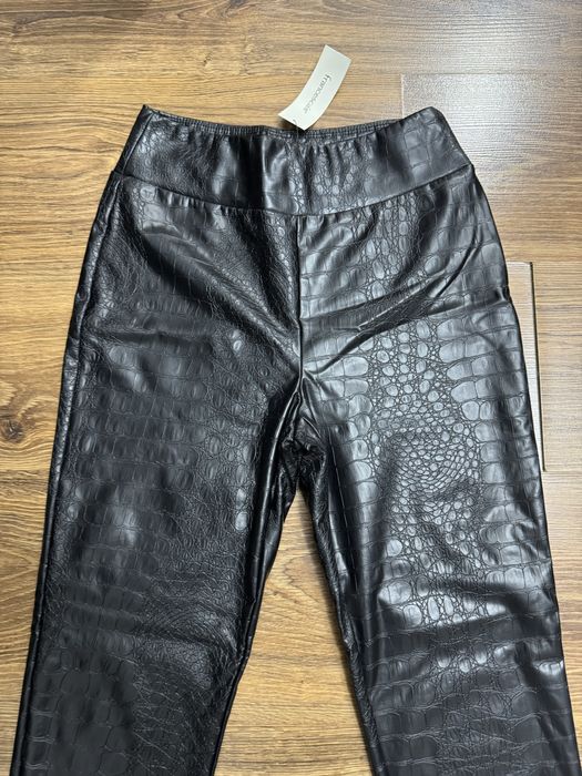 Pantaloni din imitatie de piele cu eticheta