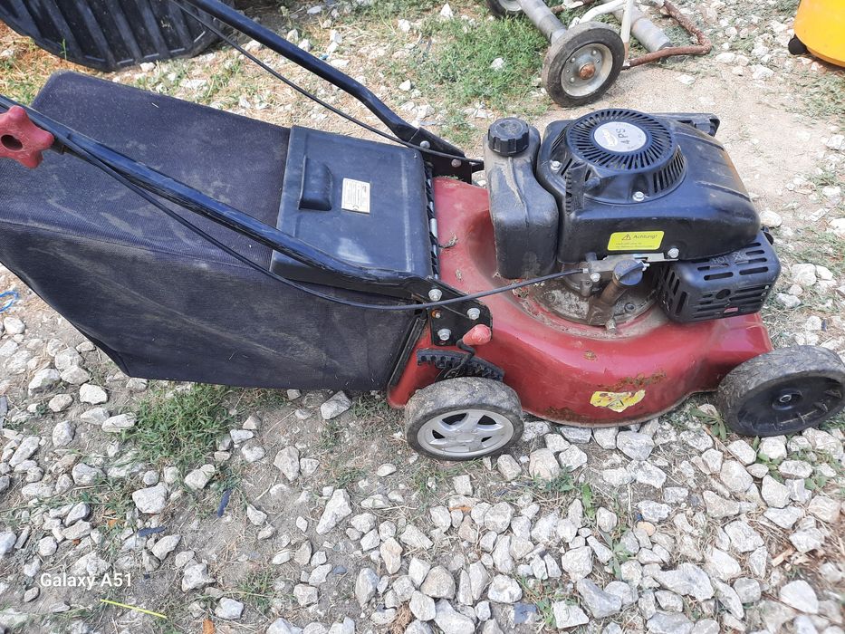 Бензинова косачка за трева.