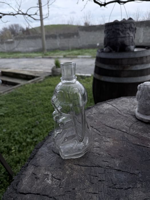 Продавам декоративно стъклено шише с вместимост 750мл.