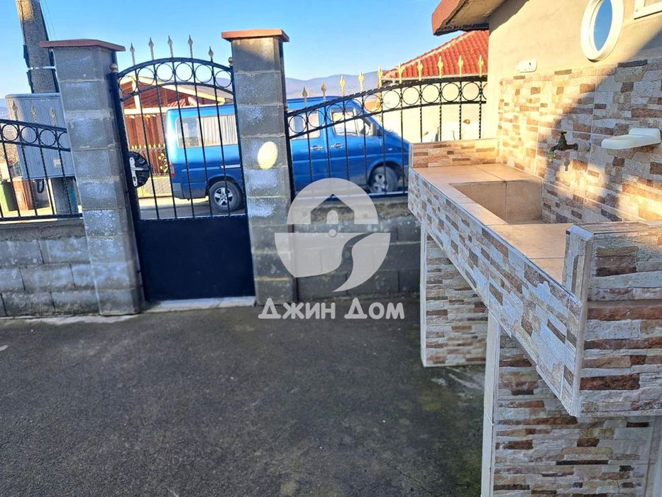 Двуетажна къща с 6 спални и гледка ПЛАНИНА в с. Черноград