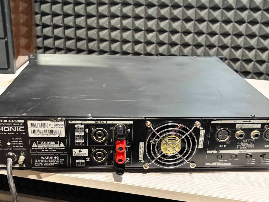 усилитель звука Phonic MAX 2500