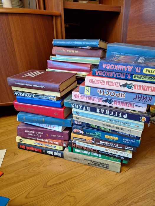 Отдам старые книги много бесплатно