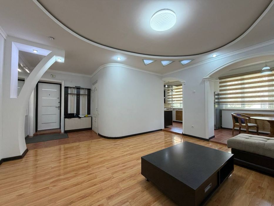 ЦУМ, квартал Ц-7, рядом кафе BONE