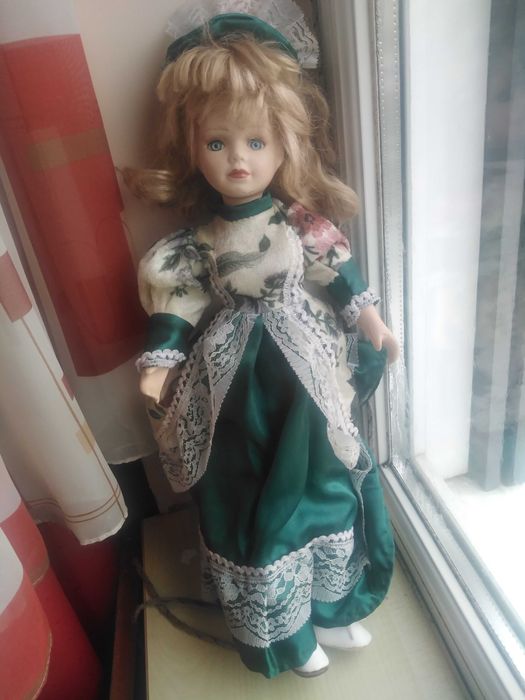 Păpușă din porțelan de colectie