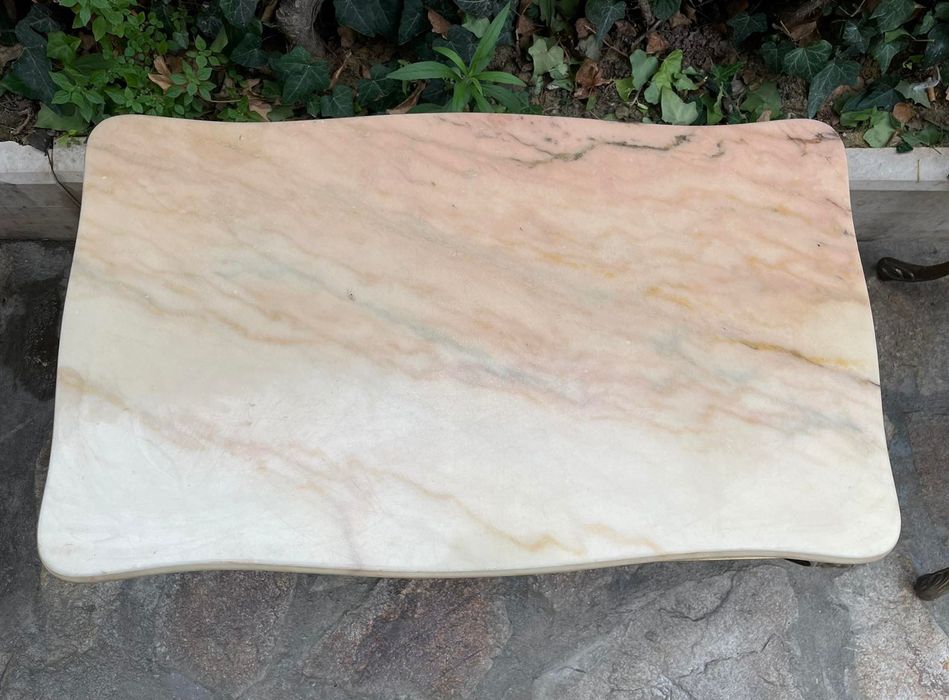 Месингови маси с мраморен плот