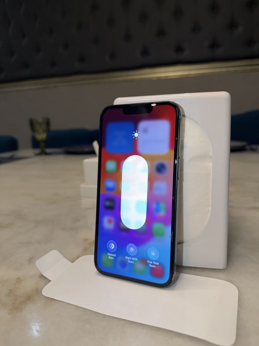 Продам айфон 13.