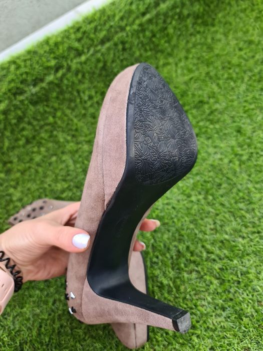 Pantofi cu toc și pietricele comozi model deosebit piele