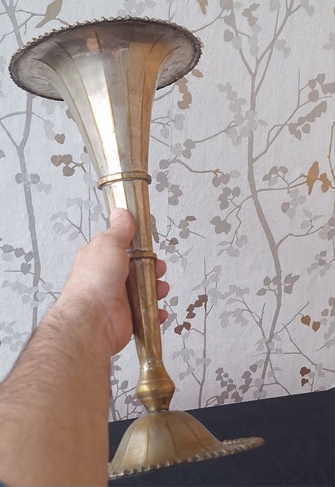 O superba vaza foarte veche din alama argintata.