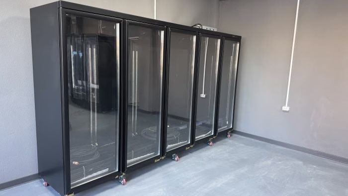 Vitrina frigorifica verticala 5 usi 3000L, agregat extern, inox negru