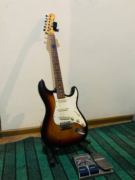 Gitara chotkiy. Pedali bilan qo'shib beriladi.