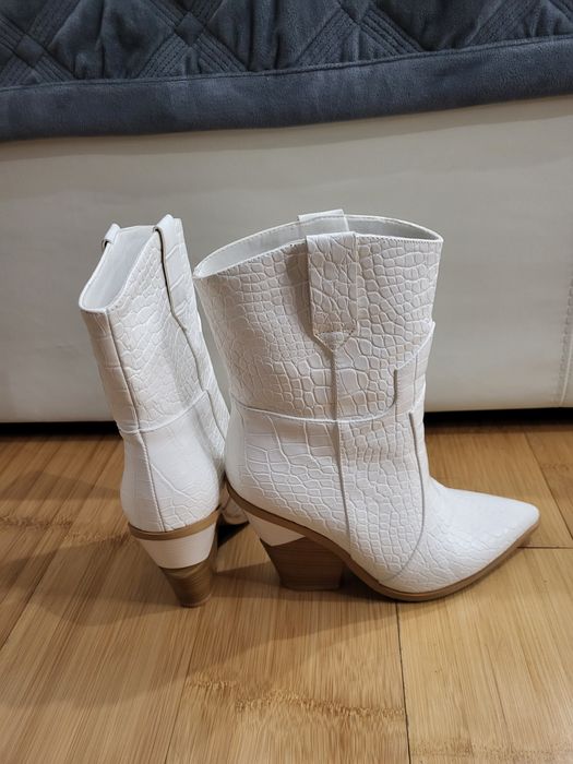 Продам сапожки новые  37 р