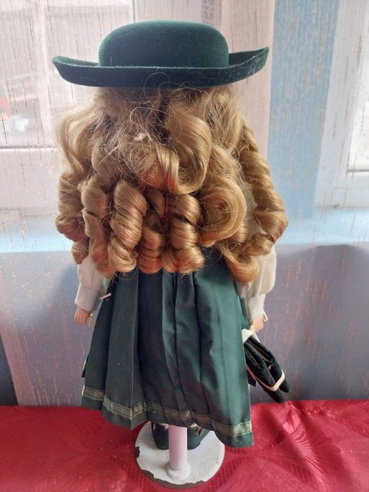 Păpușă din porțelan de colecție.