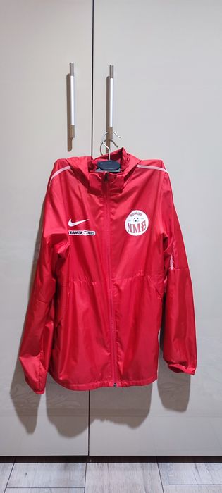 Vând geaca Nike roșie