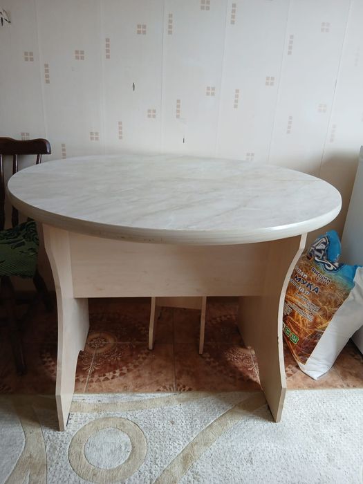 Продам стол кухонный