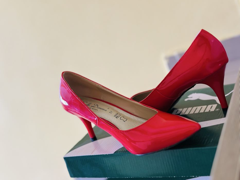 Vand pantofi rosi