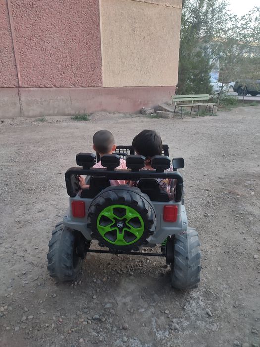 Детский электромобиль