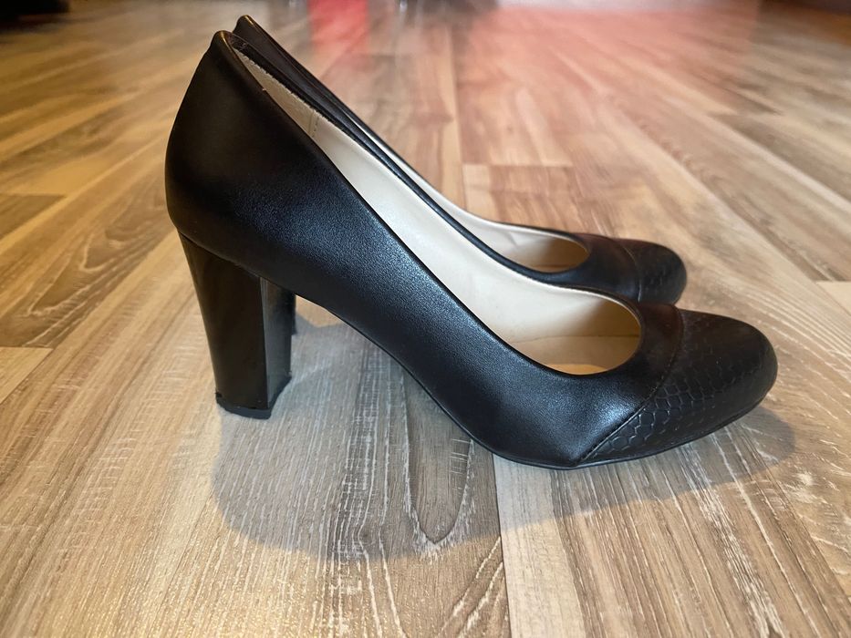 Продавам 3 чифта дамски обувки