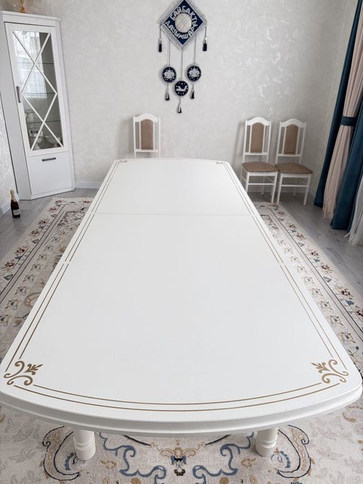 Стол в гостиную в хорошем состоянии