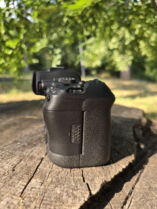 Canon EOS R6 изключително запазен!
