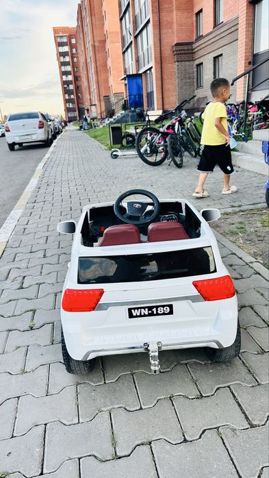 Продам детскии электро машину
