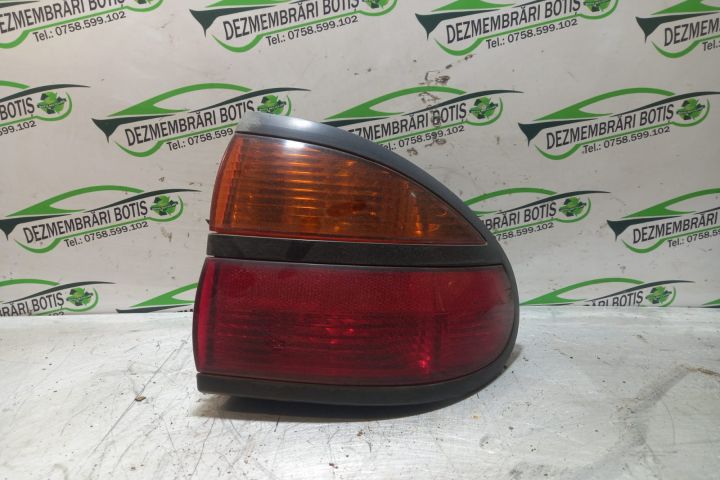 Lampa / Tripla stop dreapta pe aripa Renault Laguna prima generatie (