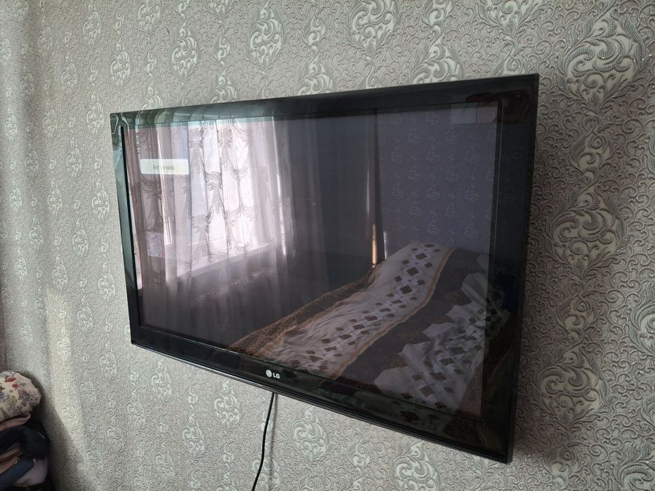 Телевизор LG 120х70