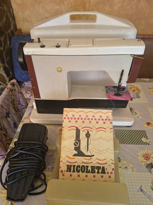 Vând mașină de cusut