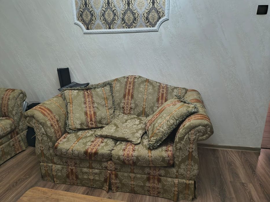 Vând două canapele fixe