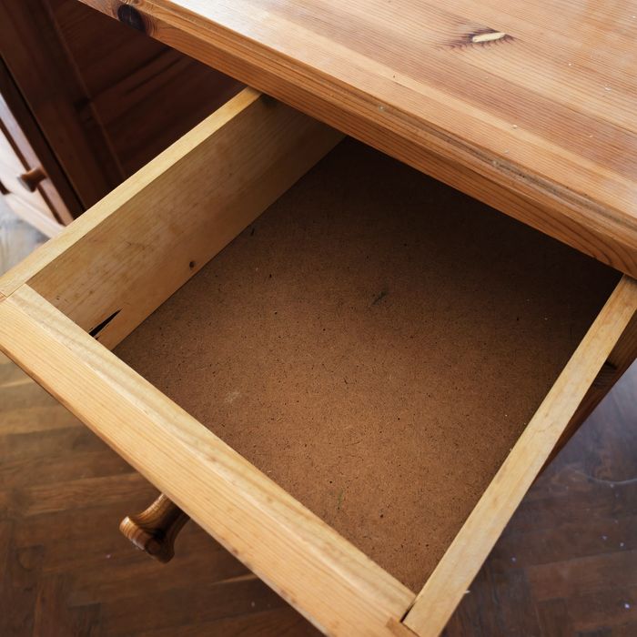 Дървено бюро с чекмеждета