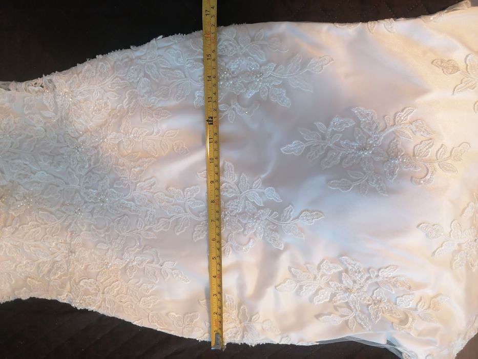 Rochie mireasa model sirenă cu dantela și perle