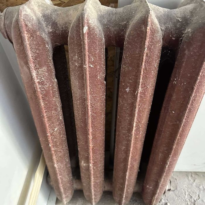 2 броя чугунени радиатора