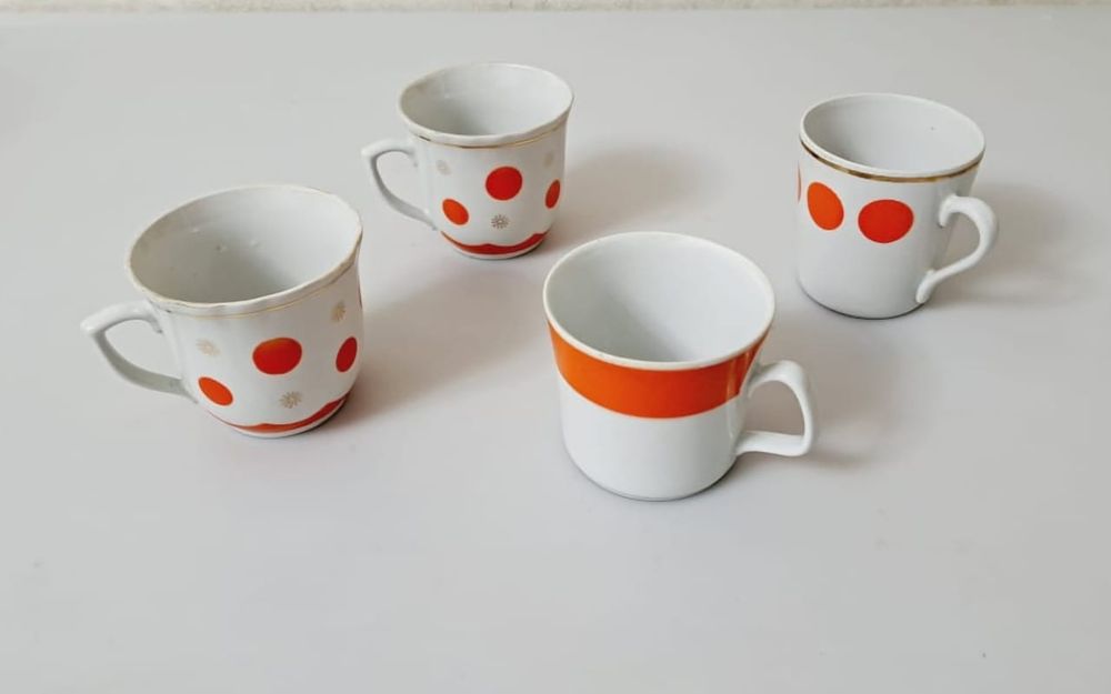 Фарфоровые чашки, кружки