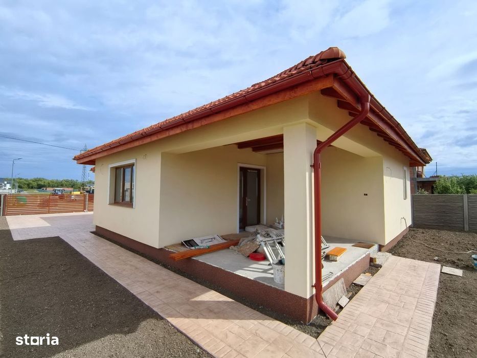 Casă nouă cu 3 camere,2 bai și curte privată imprejmuita si amenajata.