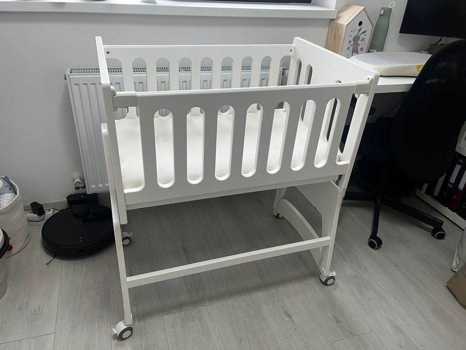 Pătuț bebe din lemn alb (90x55x93 cm)