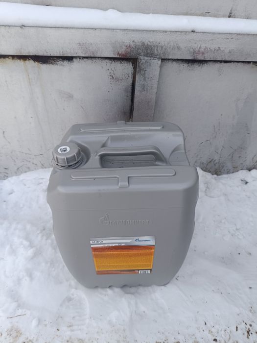 Канистры по 50 литров.