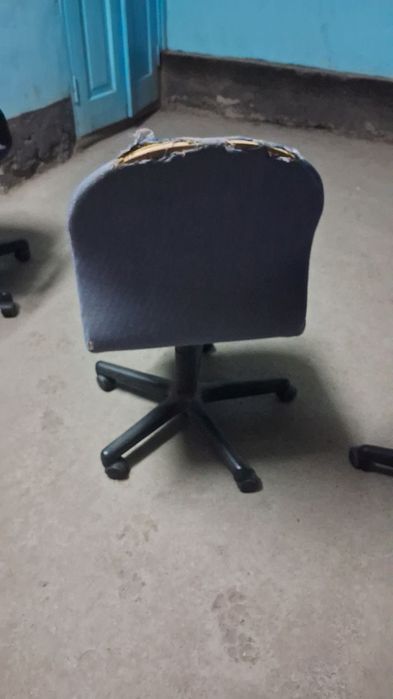 Кресло обычное. Исправно, но требует новой обшивки