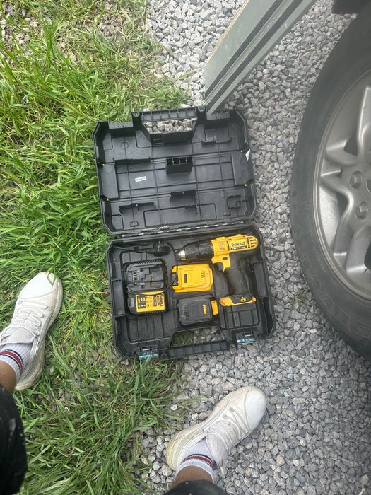 Продавам винтоверт DeWalt DCD996 с куфар две батерии без зарядно