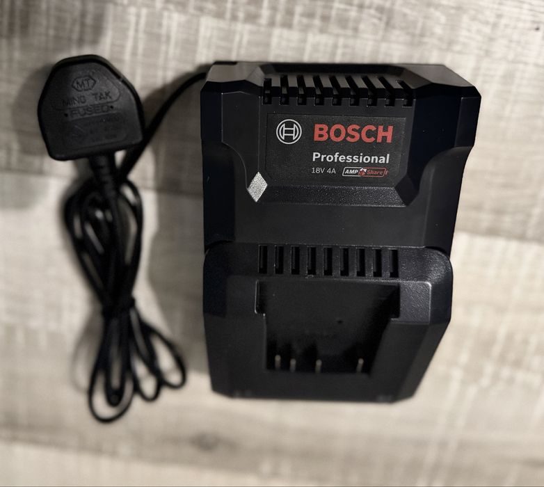 BOSCH Professional 18V 4A зарядно НОВО ОРИГИНАЛ