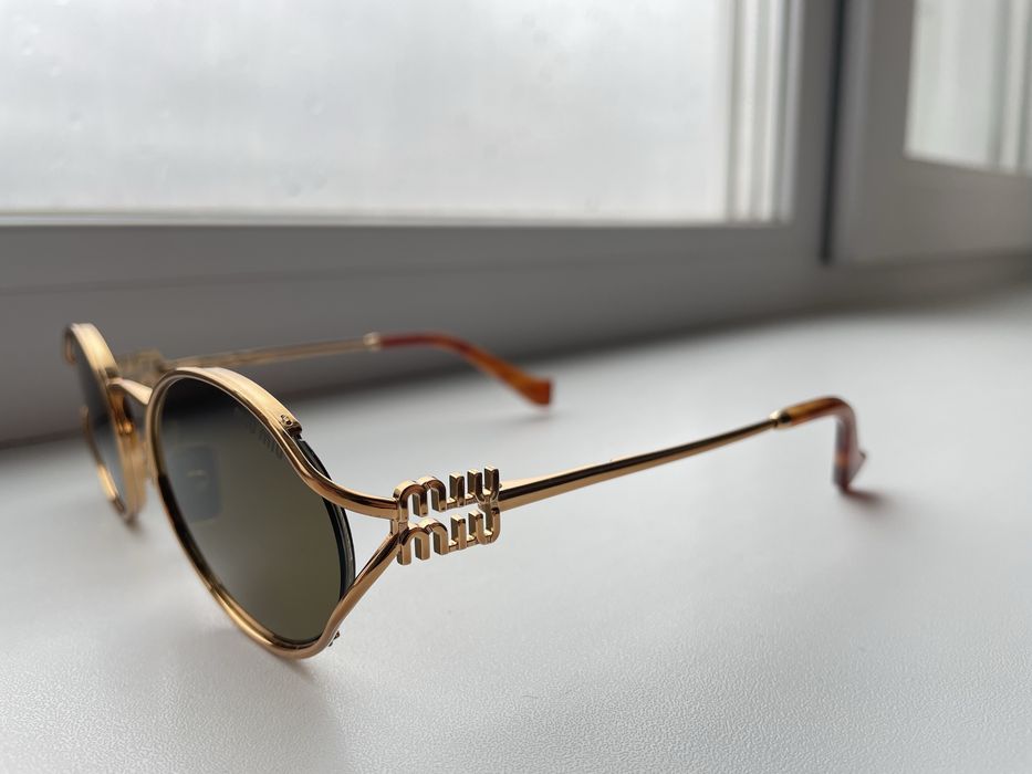 Солнцезащитные очки Miu Miu