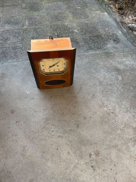 Стар часовник 40 лв.