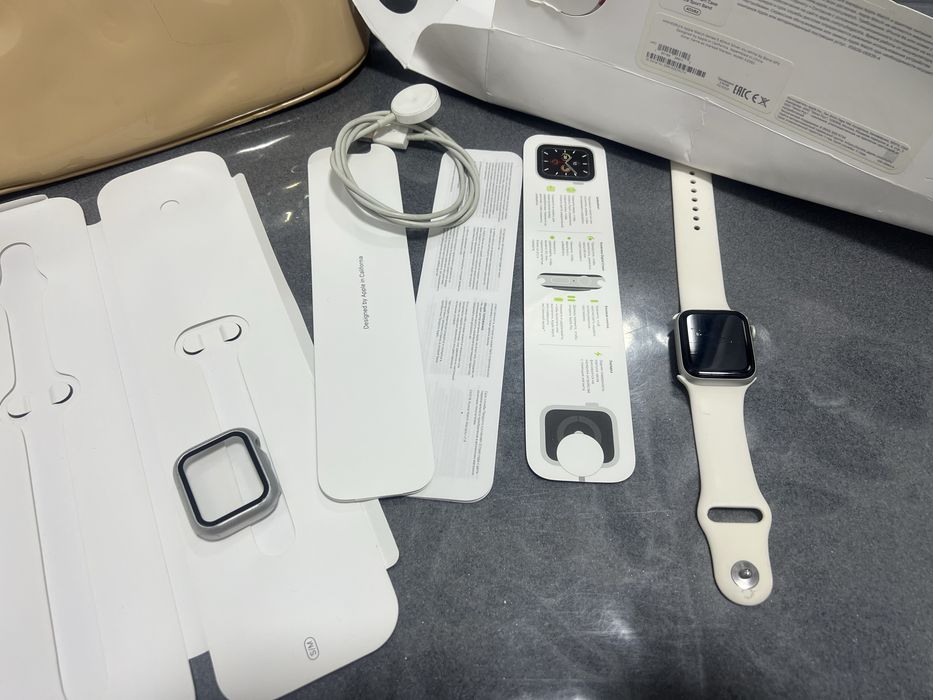 Часы Apple Watch 5:40mm куплено в сша .Коробка,документы всё есть .