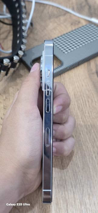 Iphone 14 pro 128 есть снизу чёрное пятно